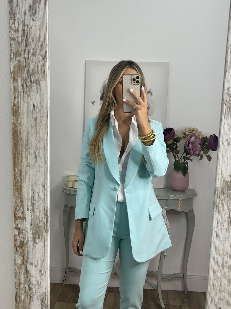 traje verde agua mujer